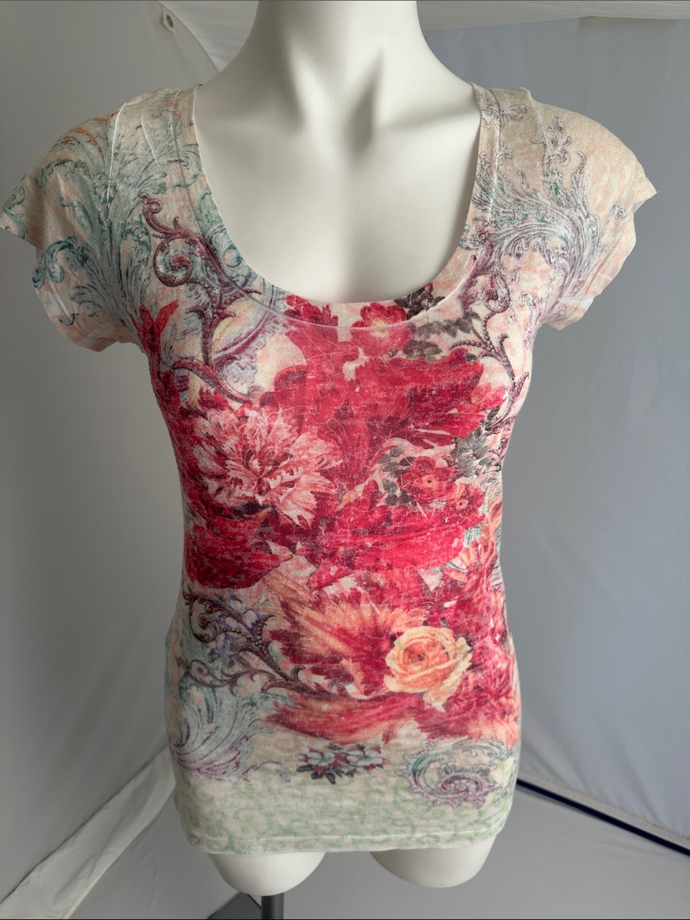 Arden B Y2K multicolor floral graphic scoop neck cap sleeve lightweight t-shirt